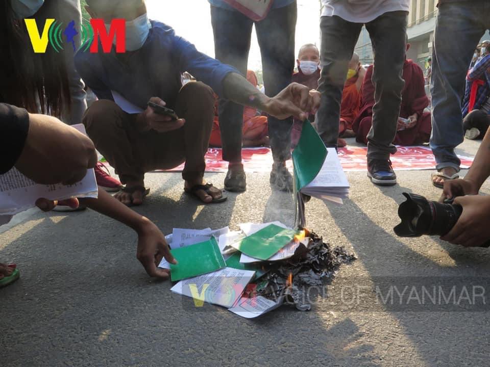 NagCChan's tweet photo. Burning 2008 Constitution — in Mandalay this morning.

#WhatsHappeningInMyanmar #Apr1Coup #MilkTeaAlliance #AntiFascistRevolution2021 https://t.co/iGOYdYEzno