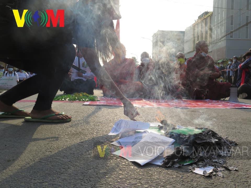 NagCChan's tweet photo. Burning 2008 Constitution — in Mandalay this morning.

#WhatsHappeningInMyanmar #Apr1Coup #MilkTeaAlliance #AntiFascistRevolution2021 https://t.co/iGOYdYEzno
