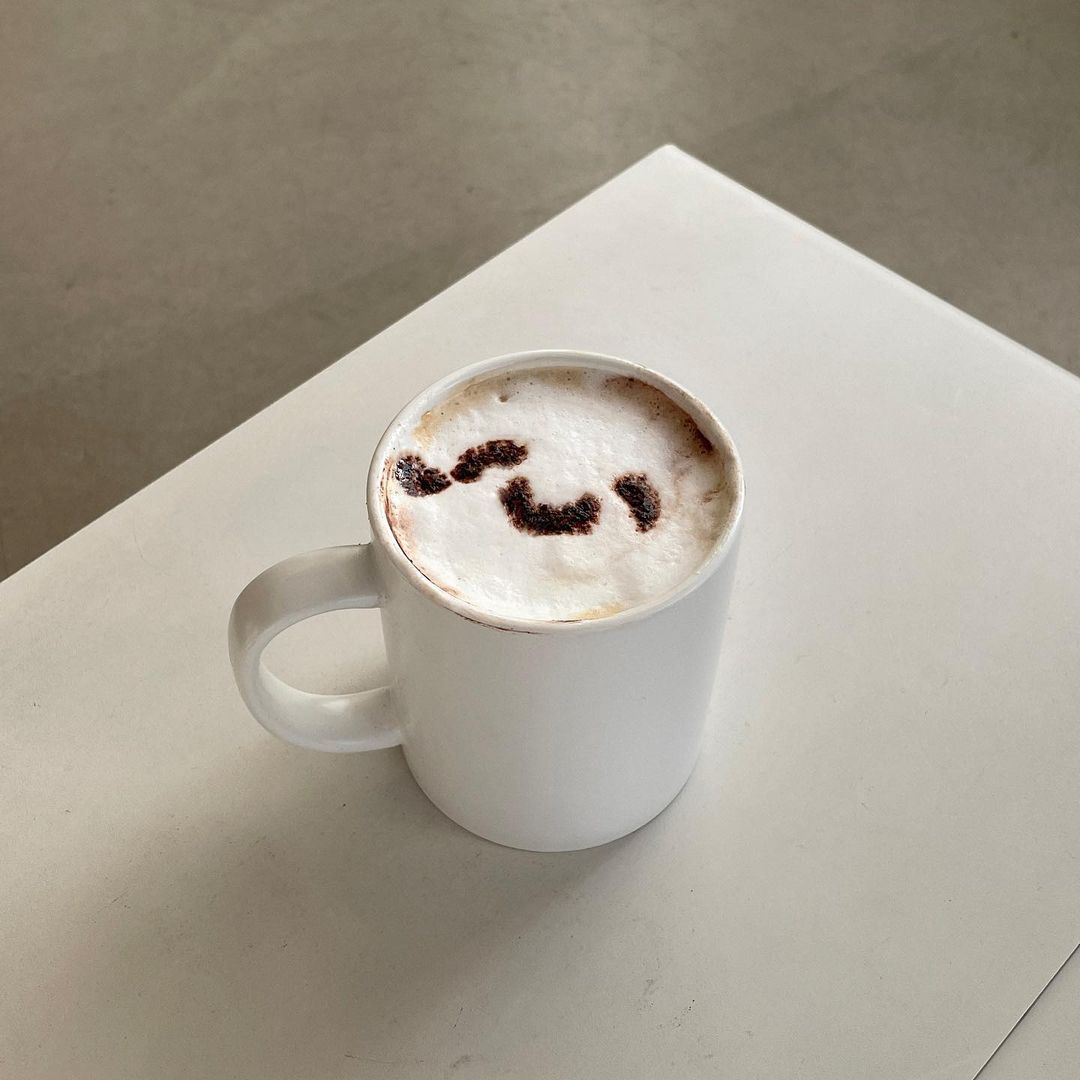 NCTDREAMCENTER's tweet photo. 210401 NCT DREAM 'Cafe 7 DREAM' (1)
https://t.co/ewVg904PK3

#Cafe_7DREAM Signature menu
#JENO latté with a cute eye smile, and a thi~ck namericano that is different from other cafes

#NCTDREAM @NCTsmtown_DREAM https://t.co/BR9xD5OxoX