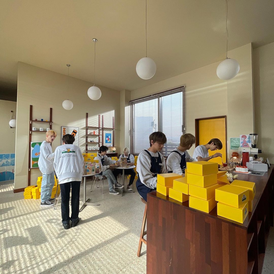 NCTDREAMCENTER's tweet photo. 210401 NCT DREAM 'Cafe 7 DREAM' (1)
https://t.co/wCYfNFfi4p

The employees who are working hard for customers visiting #Cafe_7DREAM
(We) always clean and decorate the cafe prettily :)

# cafe7dream # cafegram
#NCTDREAM @NCTsmtown_DREAM https://t.co/Akavzt3LpQ
