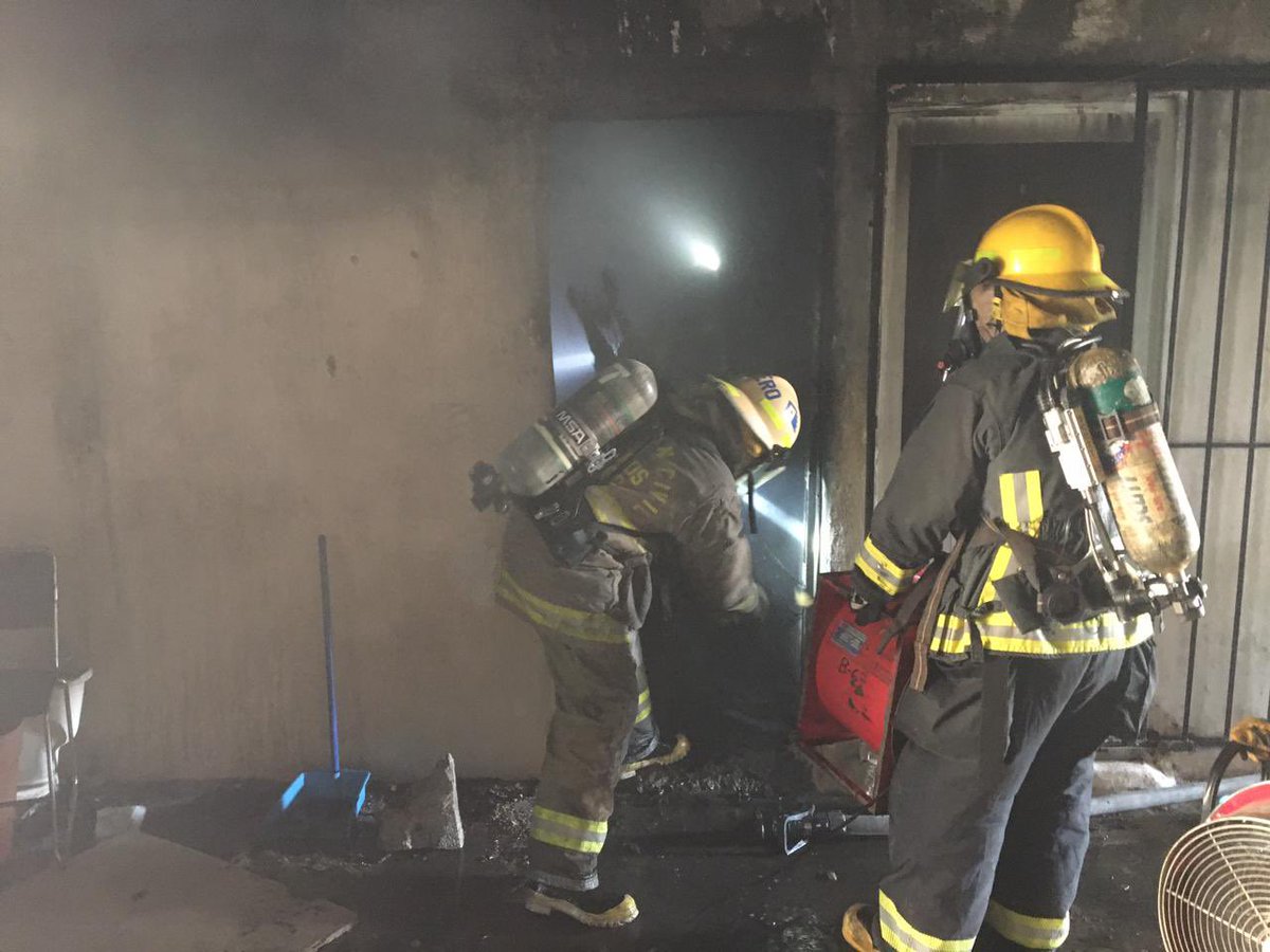 PCJalisco's tweet photo. #Enterate esta tarde oficiales de la Comandancia Regional #PuertoVallarta en coordinación con @PCyBomberosPV atendieron incendio en casa habitación en la Colonia Primavera, no hubo lesionados. https://t.co/4aVsE21J3f