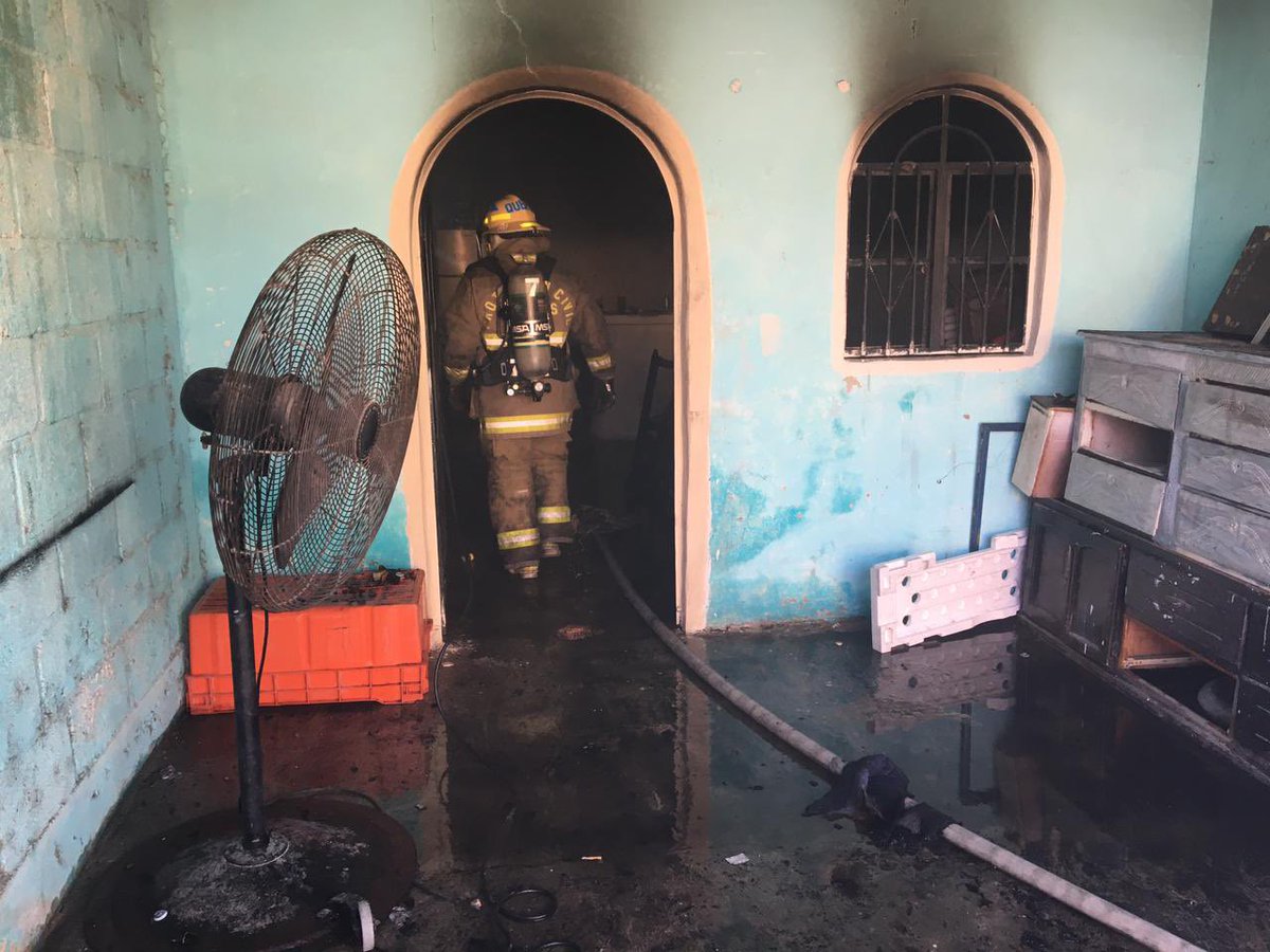 #Enterate esta tarde oficiales de la Comandancia Regional #PuertoVallarta en coordinación con <a href="/PCyBomberosPV/">P.C. y Bomberos PV.</a> atendieron incendio en casa habitación en la Colonia Primavera, no hubo lesionados.