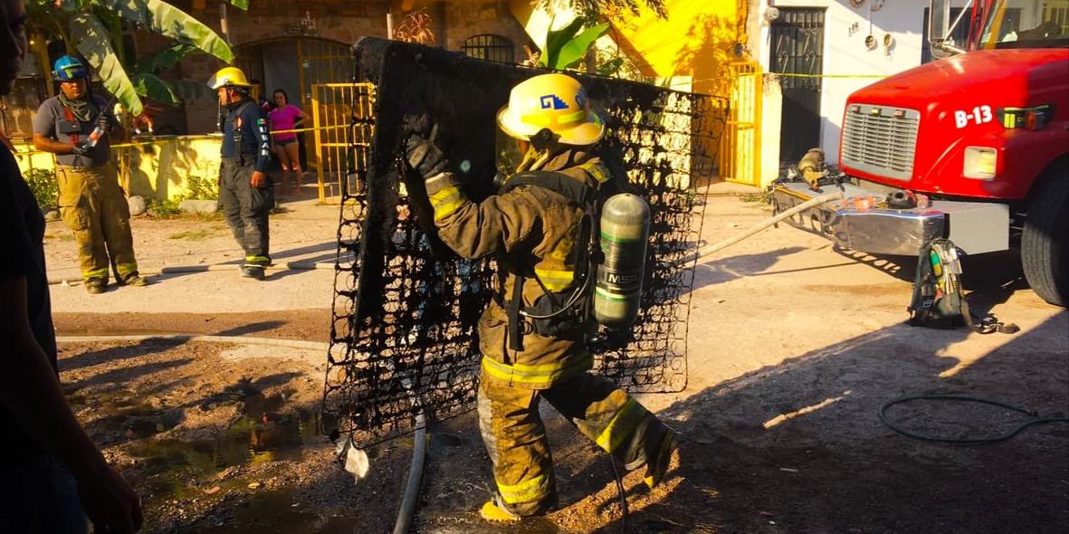 PCJalisco's tweet photo. #Enterate esta tarde oficiales de la Comandancia Regional #PuertoVallarta en coordinación con @PCyBomberosPV atendieron incendio en casa habitación en la Colonia Primavera, no hubo lesionados. https://t.co/4aVsE21J3f