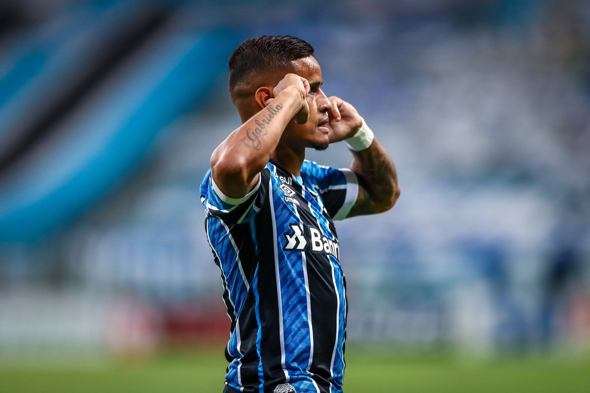 Everton volta a ser relacionado por Felipão para duelo contra o Santos, no domingo