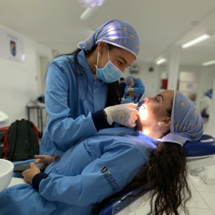 CamiiMiino's tweet photo. Nuestro futuro esta en sus manos @DrMauroFalconi, tiene que escuchar las soluciones de la @OEEO2020 
#odontologosconfuturo 
@ecuavisa @teleamazonasec @tctelevision @Lenin @Salud_Ec @LaPosta_Ecu https://t.co/8vsSrr7q3V