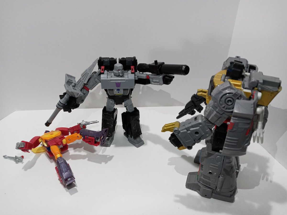 PMarz06's tweet photo. @transformertoys @Hasbro #EarthriseSeries Megatron #Studio86Series Hotrod & Grimlock #HavingSomeFun #PMARZ06 #ThisIsWhatWeDew #NoFigureLeftBehind #NoBoxes https://t.co/OZTVNNBiiR