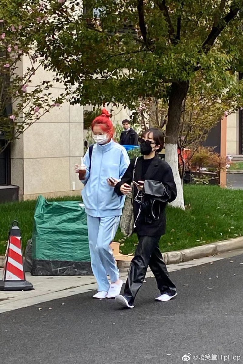rapofchina's tweet photo. #Vinida, #Miko, #KyraZ, #LuRan, and #ZhouZiqian were spotted filming for iQiYi’s new variety #HipHopBank
#一周的说唱歌手 https://t.co/wm2jMjYz0i
