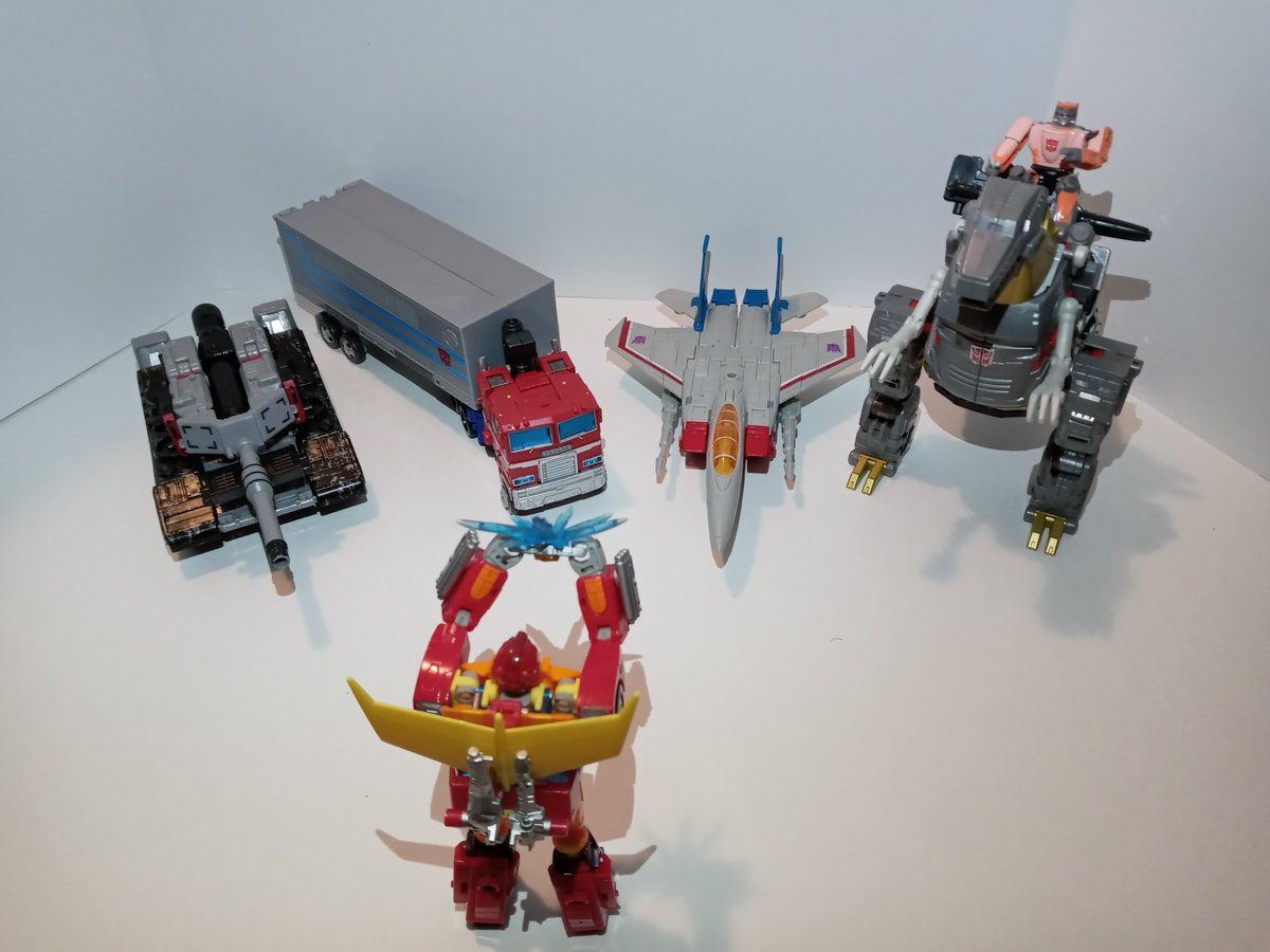 PMarz06's tweet photo. @Hasbro @transformertoys #TillAllAreOne @PMarz06 planetmarz06 #NoBoxes #ThisIsWhatWeDew #NoFigureLeftBehind https://t.co/ZKLzSXOwRG