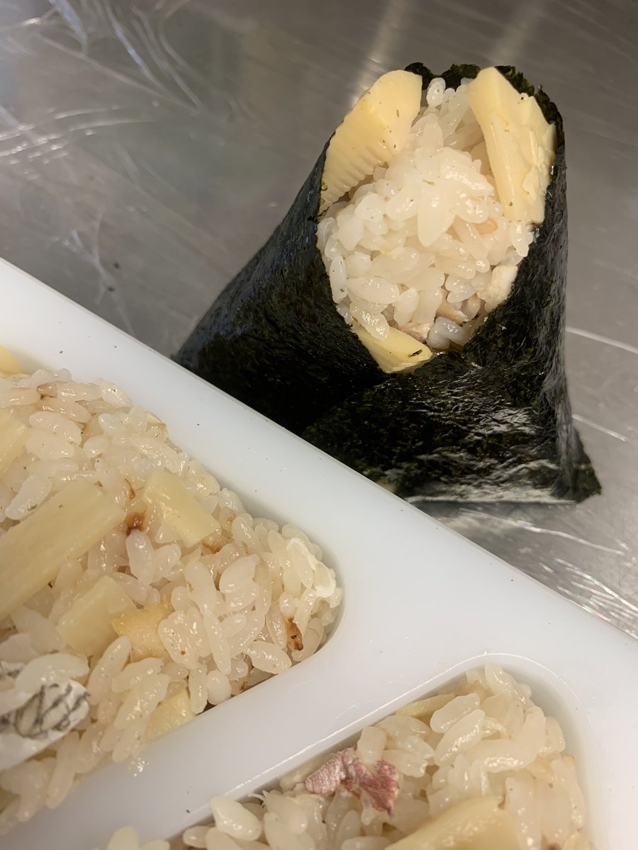 Onigiriya88's tweet photo. 本日より〝筍と鯛の炊き込みごはん〟登場！
先程、試食して『美味いッッ！』
と、心の中で叫びました。
是非。 https://t.co/4RWfYnNai3