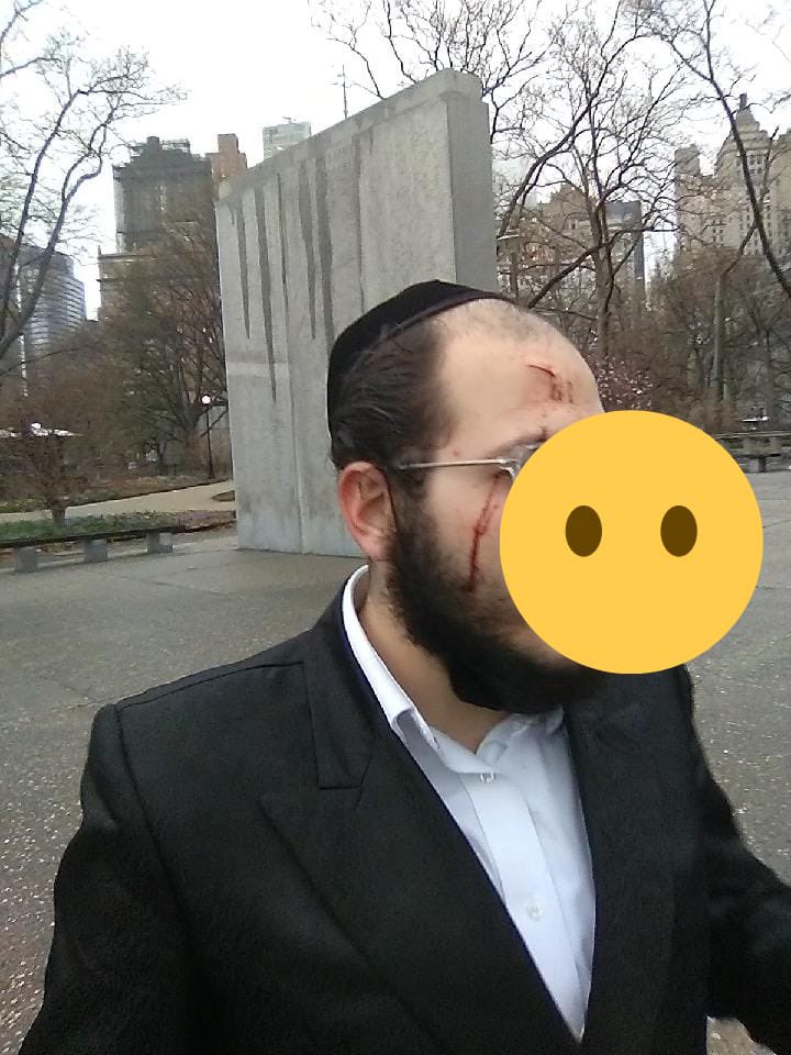 TheBelaaz's tweet photo. 🇺🇸✡️ — NEWS: A knife-wielding man on parole for attempted murder attacked a Jewish couple walking with their baby near Battery Park in Lower Manhattan this afternoon, slashing all 3 family members. The victims were treated for minor cuts by first responders on the scene. https://t.co/188TWXyVTr