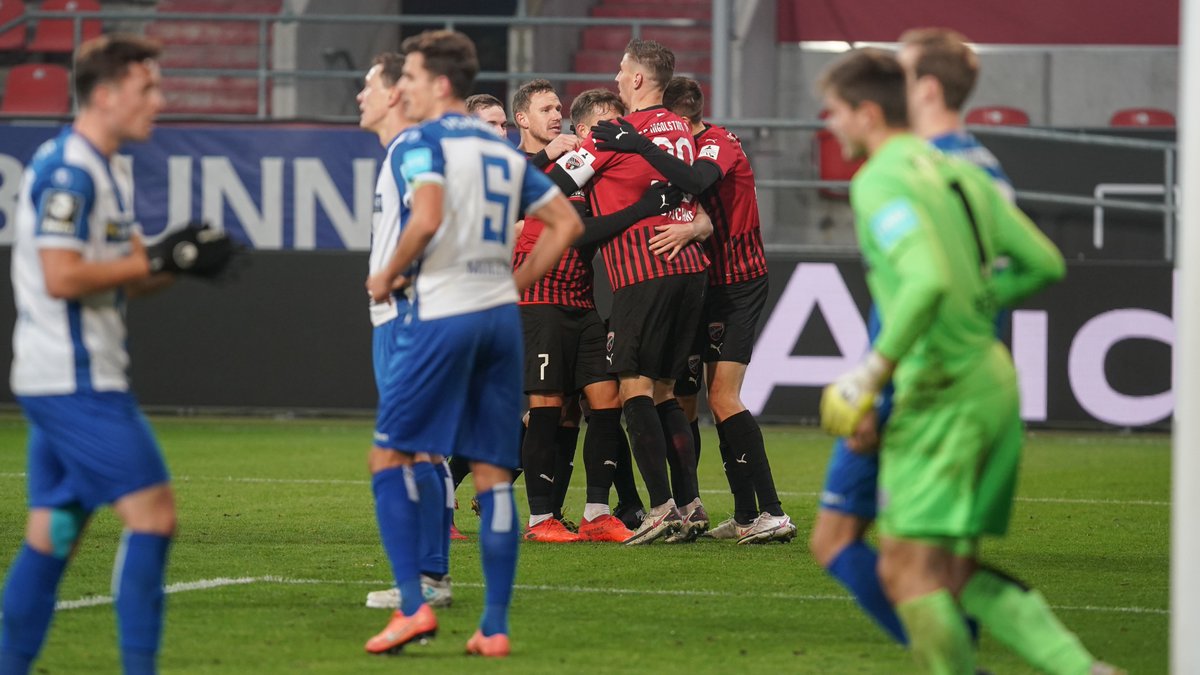 Schanzer's tweet photo. Ein richtig enges, hart umkämpftes Hinspiel war das gegen den @1_FCM 🔥 Inkl. spätem #Schanzer Siegtor 😳🔙
Nach der Liga-Pause gibt's einige Updates rund um den FCI-Kader. Am heutigen Nachmittag seht ihr vor dem anstehenden Fight die #fciPK 👀🎥⚫️🔴
#FCMFCI https://t.co/VmvyG6IgJr