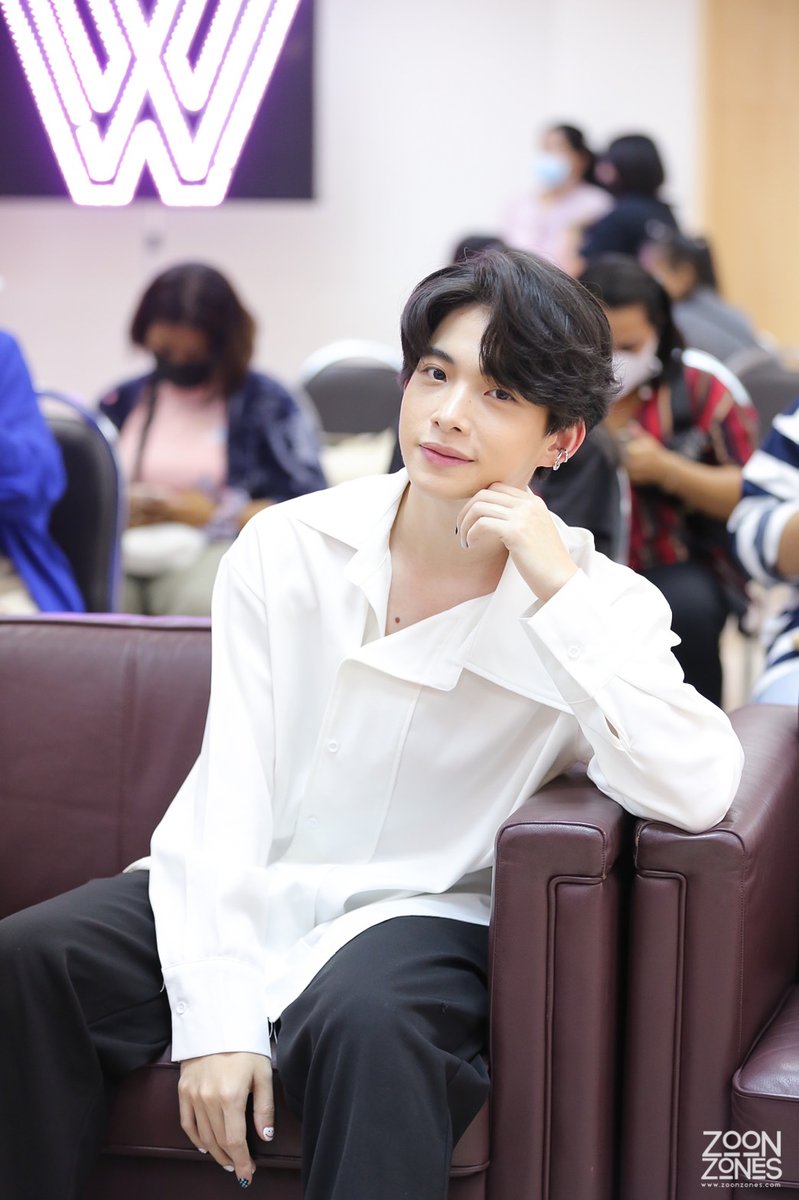 ZoonZones's tweet photo. ภาพบรรยกาศของ สองหนุ่ม เลโอ-พีรพันธ์ และ ไต๋-ธนภัทร ในงาน ‘Dailynews Live & Talk Charity concert’ คอนเสิร์ตรูปแบบออนไลน์ พร้อมจัดวันที่ 18 เมษายนนี้
#leopeerapun #leo_prp #Leotheplug #LeoTai #เลโอไต๋ #โอโซนของโอไต๋ https://t.co/UByTdpbxc1