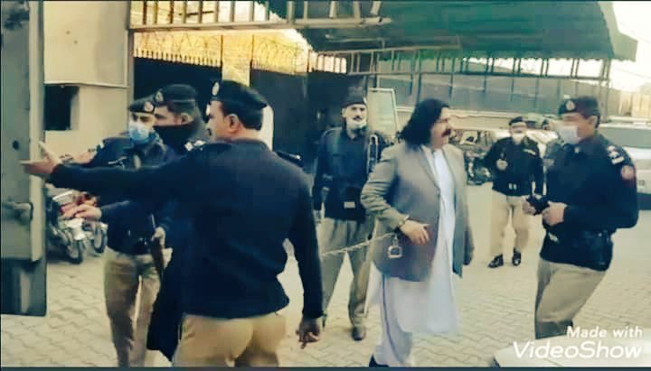 EngrARKPashtun's tweet photo. چې منکر شول په سجده نه شول انسان ته
يو ئى مړ کړو، بل ئې واچوو زندان ته
#ReleaseAliWazir
#علی_وزیر_امن_کا_قیدی https://t.co/U6BqzXNaiZ