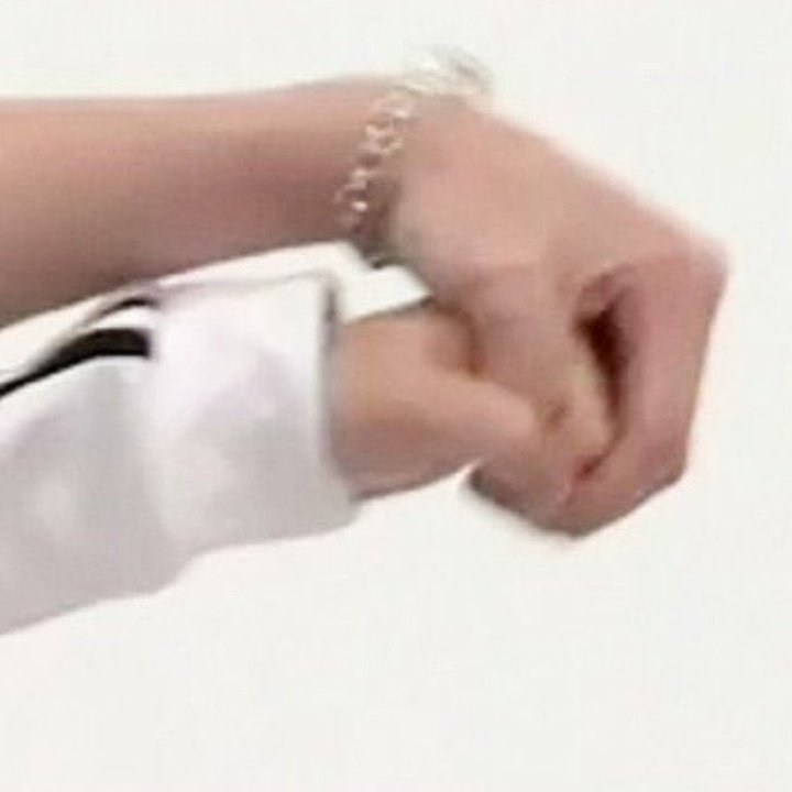เพิ่งสังเกตอะว่านจมกำนิ้วโป้งจองกุกแล้วจองกุกก็กำมือน้องทั้งมือไว้อีกที บ้ามาก เขิน🤧