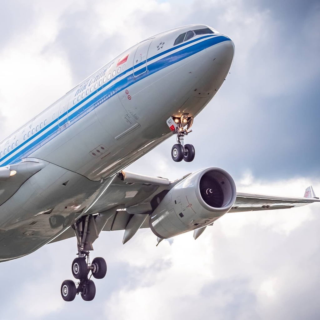 Flightintercept's tweet photo. Air China Airbus A330 coming into land at Heathrow.
.
.
.
#aviationismylife #excellentaviation #aviationgoals #aviationtopia #aviationspotters #aviationnerd #aviationenthusiast #megaaviation #aviationpictures #aviations #infiniteflight #flightlogarrival … https://t.co/B5TpsKOC74 https://t.co/b2a2DY6wAo