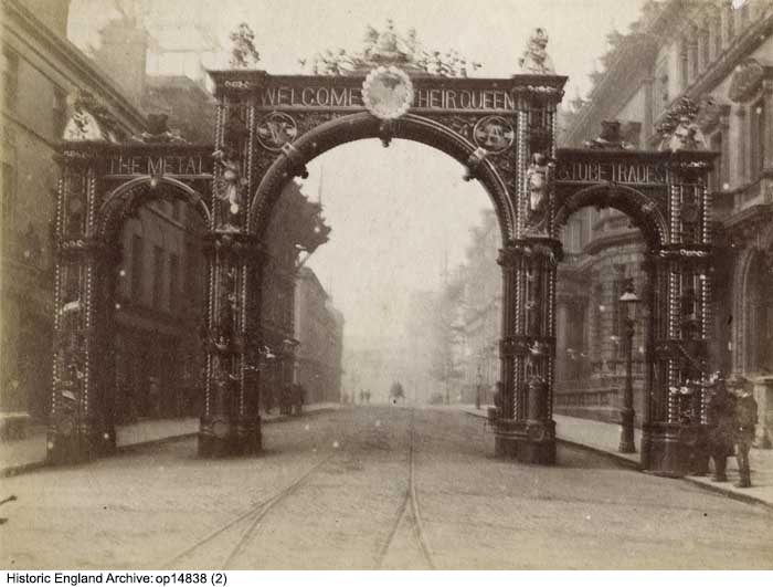 HE_Archive's tweet photo. The metal workers' triumphal arch Colmore Row, #Birmingham built for Queen Victoria for her visit to the city during her jubilee year in 1887.
#ArchiveServices https://t.co/a1rHbkQ7gA