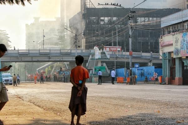 ClaraThiri's tweet photo. Yangon, April 1
Here we see the Gandhama wholesale mall burned down during curfew. This happened while we all are not allowed to go out. Who did that happened then?
@freya_cole @RapporteurUn @SchranerBurgen1 
#April1Coup 
#WhatsHappeninglnMyanmar https://t.co/IHyrXVYEIC