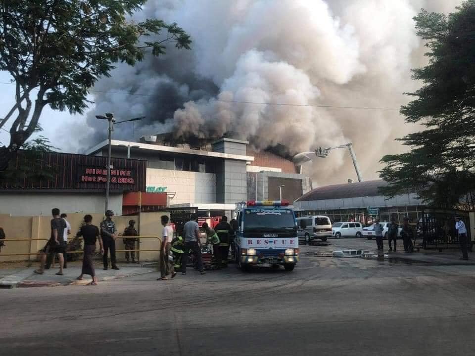 ClaraThiri's tweet photo. Yangon, April 1
Here we see the Gandhama wholesale mall burned down during curfew. This happened while we all are not allowed to go out. Who did that happened then?
@freya_cole @RapporteurUn @SchranerBurgen1 
#April1Coup 
#WhatsHappeninglnMyanmar https://t.co/IHyrXVYEIC