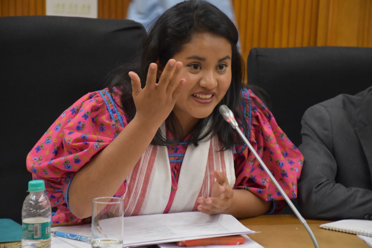 EmbaMexInd's tweet photo. La poeta 🇲🇽 Nadia López @tejiendoapp y la traductora 🇮🇳 Shukti Roy se conocieron en 2019 en el foro #IbaV y en el diálogo de poesía de @EmbaMexInd, @ICNuevaDelhi y @sahityaakademi.
Hoy, “Las formas de la lluvia” aparece en bengalí✍️
Felicidades Nadia y Shukti.
@lreyesretana https://t.co/diZ1n6ATfL