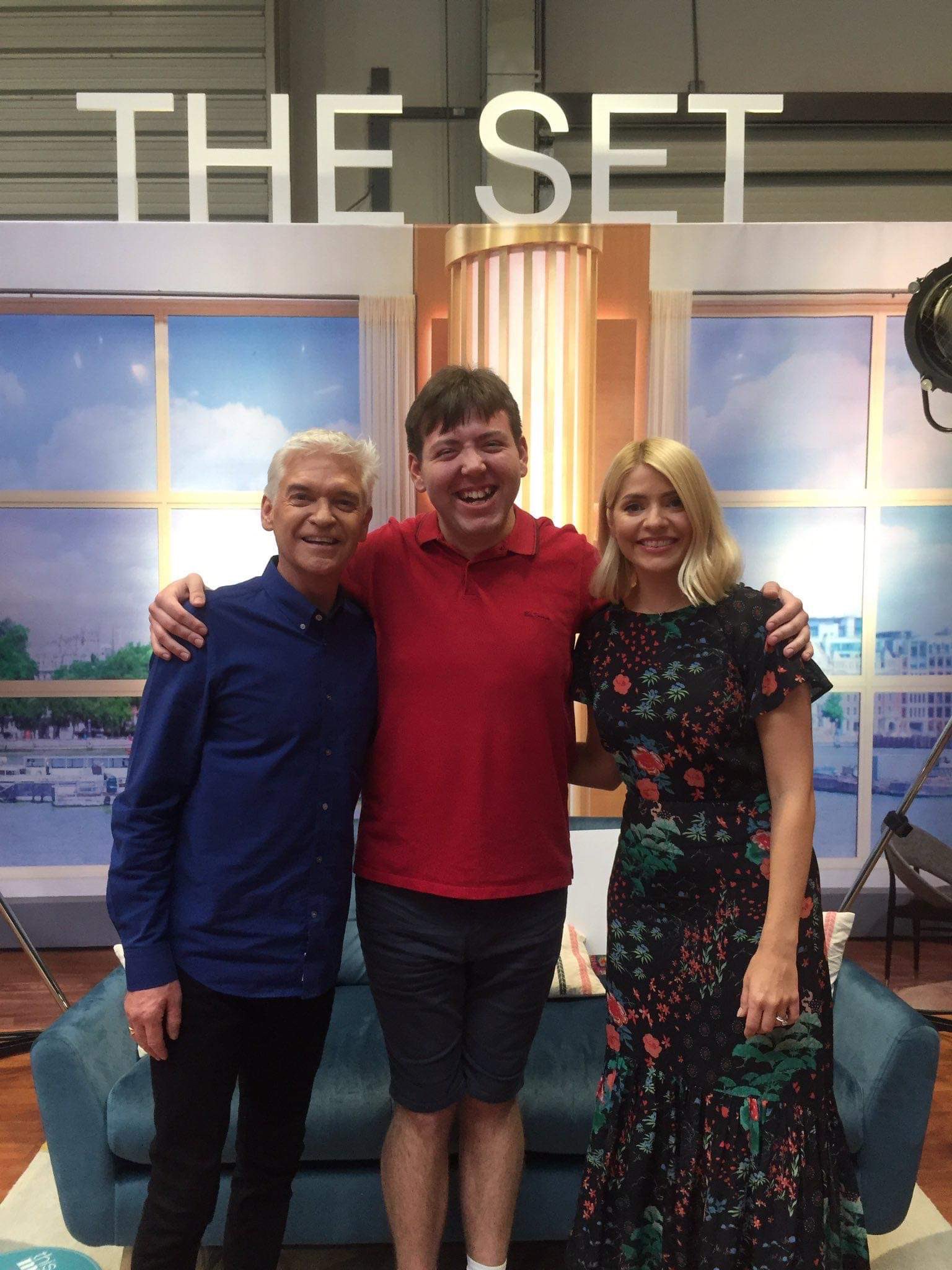  Happy Birthday to you Phillip Schofield, hope you have a nice day. 