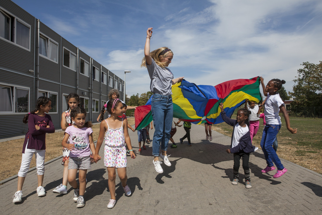 WarChild_NL's tweet photo. The TeamUp programme allows refugee children in reception centers to experience positivity and normalcy 🙃and helps them build relationships with their peers through playful learning and movement 🤸‍♀️🤸‍♂️🤸Read our new scientific article 👉https://t.co/CfGeLhhbfP https://t.co/9yLOo1V5B1