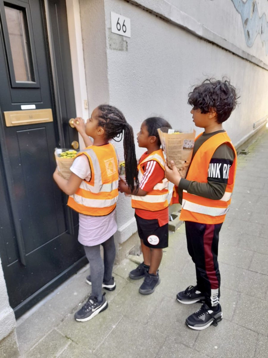GeloveninSpange's tweet photo. Gisteren deelden we 500+ planten in #Spangen tijdens @StCRotterdam. Een geslaagde middag met blijde gezichten, goede gesprekken, hulp van wethouder @MGrauss en kinderen uit Spangen. Samen gaan we voor een bloeiende wijk! https://t.co/v0jMC2nxfH