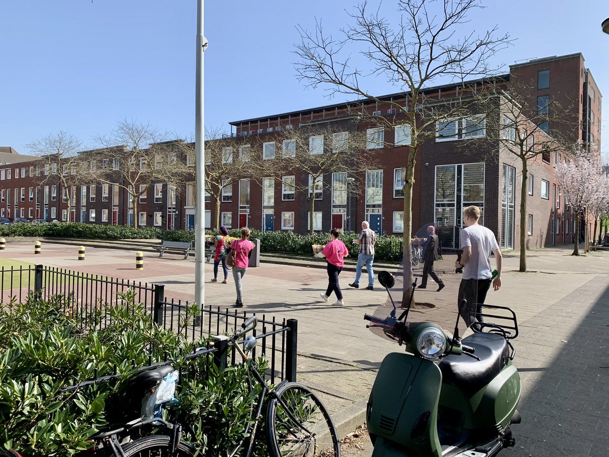 GeloveninSpange's tweet photo. Gisteren deelden we 500+ planten in #Spangen tijdens @StCRotterdam. Een geslaagde middag met blijde gezichten, goede gesprekken, hulp van wethouder @MGrauss en kinderen uit Spangen. Samen gaan we voor een bloeiende wijk! https://t.co/v0jMC2nxfH