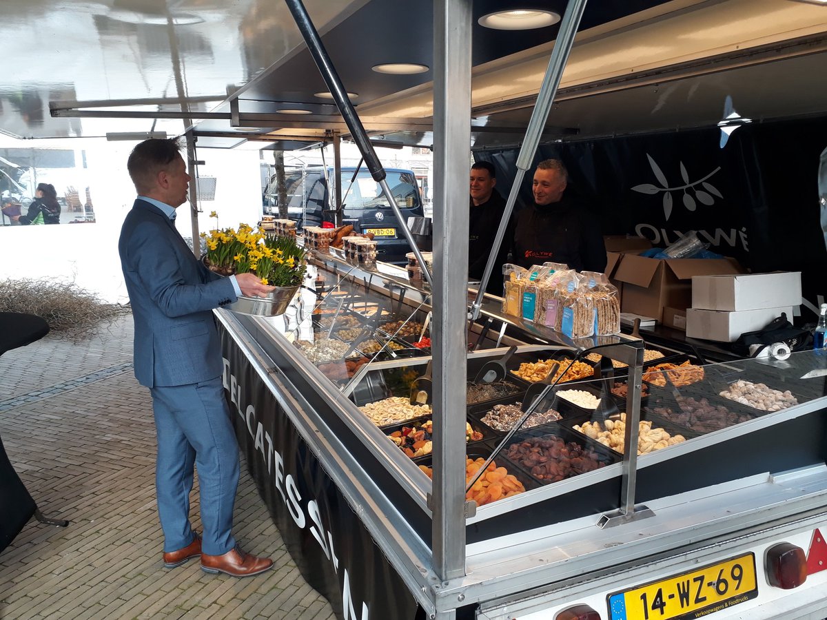 WBleidscherijn's tweet photo. #foodmarkt #LeidscheRijn #Brusselplein van start. Fijne aanwinst voor  onze wijk, elke donderdag. Wethouder @kdiepeveen opent markt door elke kraam  een mooie bloembak uit te reiken. https://t.co/Y5pTEOhgtb
