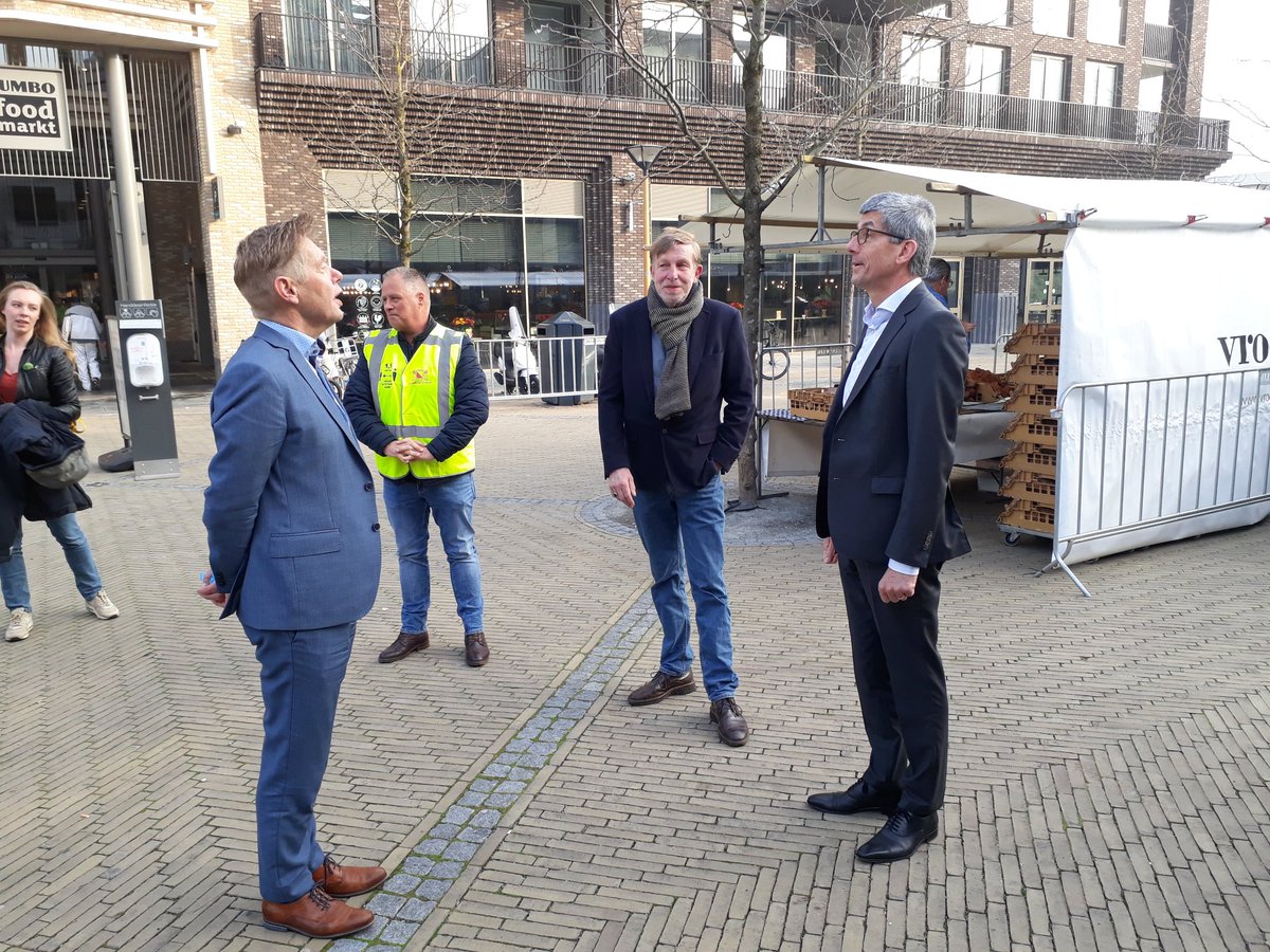 WBleidscherijn's tweet photo. #foodmarkt #LeidscheRijn #Brusselplein van start. Fijne aanwinst voor  onze wijk, elke donderdag. Wethouder @kdiepeveen opent markt door elke kraam  een mooie bloembak uit te reiken. https://t.co/Y5pTEOhgtb