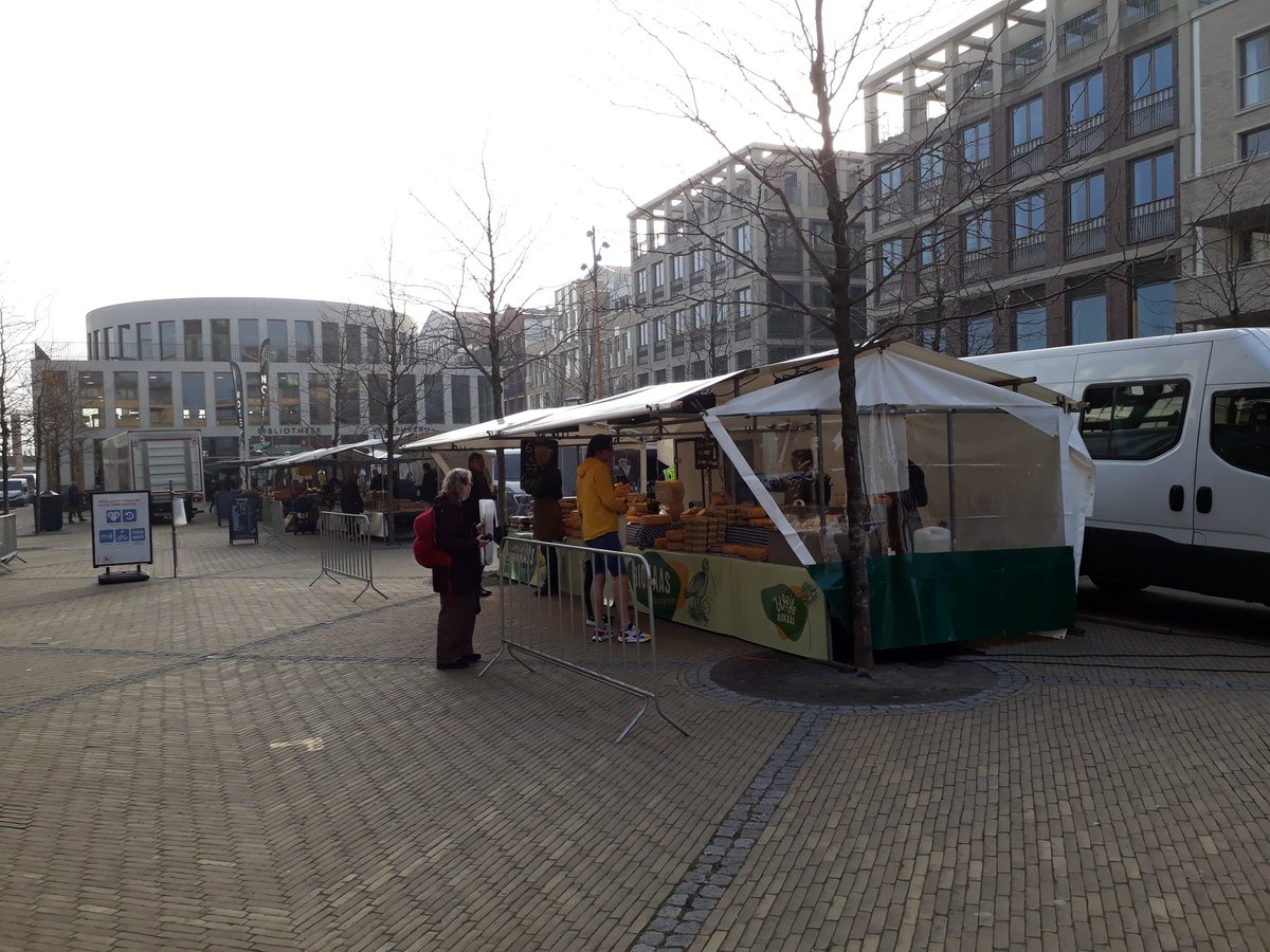 WBleidscherijn's tweet photo. #foodmarkt #LeidscheRijn #Brusselplein van start. Fijne aanwinst voor  onze wijk, elke donderdag. Wethouder @kdiepeveen opent markt door elke kraam  een mooie bloembak uit te reiken. https://t.co/Y5pTEOhgtb