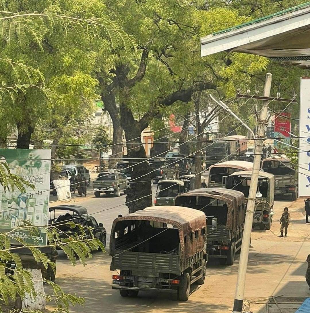 MayWinchester16's tweet photo. Tw // blood
Massive force of military terrorists entered Monywa, KyaukKa Road. They opened gunfires using machine guns. Two civillians were injured in the hand and nose respectively by 1:00PM.
#WhatsHappeningInMyanmar
#Apr1Coup https://t.co/OjBDYdjITM