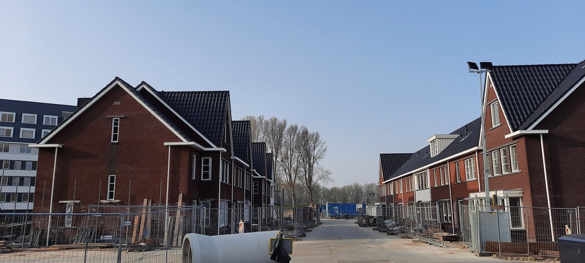 RvdSchalk's tweet photo. Nu het steiger is demonteerd bij blok 2 en 3 Van de 19 won Bij de Watertoren fase 2 @Weboma  krijg je al een aardige indruk hoe mooi 't straatje wordt. https://t.co/Sgpw6wbMQT
