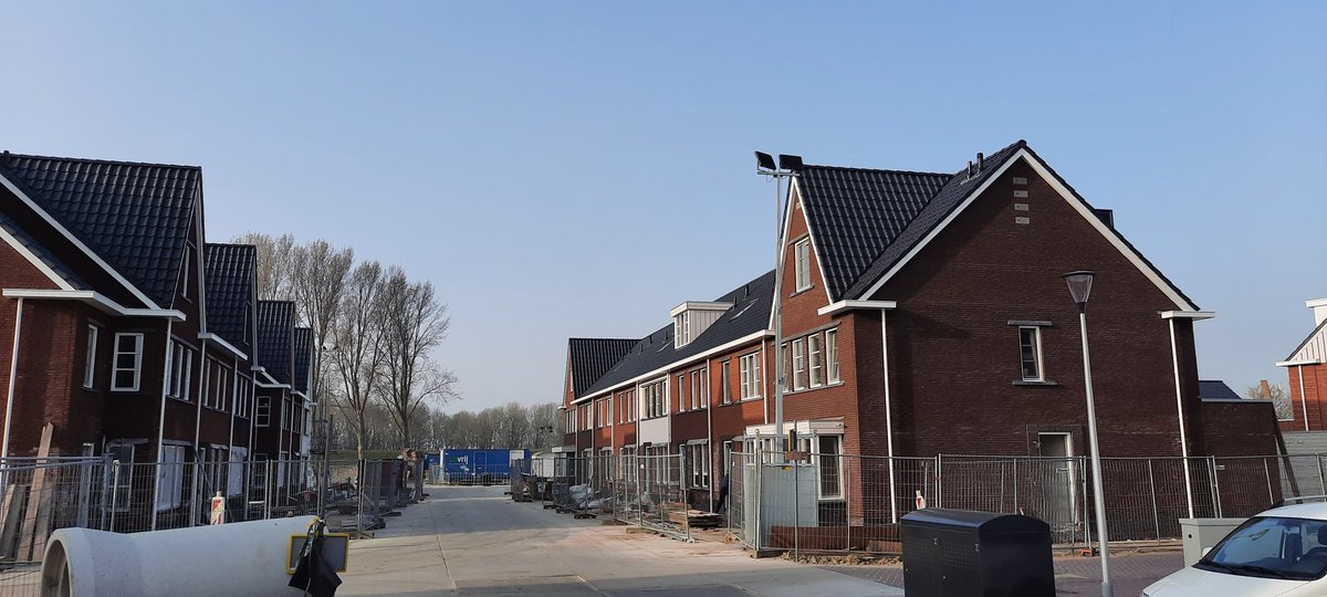 RvdSchalk's tweet photo. Nu het steiger is demonteerd bij blok 2 en 3 Van de 19 won Bij de Watertoren fase 2 @Weboma  krijg je al een aardige indruk hoe mooi 't straatje wordt. https://t.co/Sgpw6wbMQT