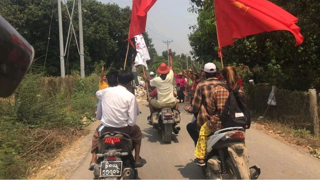 Nuw_Teth's tweet photo. In Amarapura, Mandalay
Led by Students' Union &amp; Farmers' Union, Anti-Regime Strike was held by burning 2008 Constitution.
📷 Myanmar Now

#WeSupportFederalCharter 
#WhatsHappeningInMyanmar
#Apr1Coups https://t.co/9S0C4Zu11u