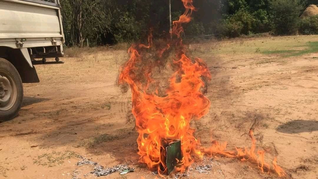 Nuw_Teth's tweet photo. In Amarapura, Mandalay
Led by Students' Union &amp; Farmers' Union, Anti-Regime Strike was held by burning 2008 Constitution.
📷 Myanmar Now

#WeSupportFederalCharter 
#WhatsHappeningInMyanmar
#Apr1Coups https://t.co/9S0C4Zu11u