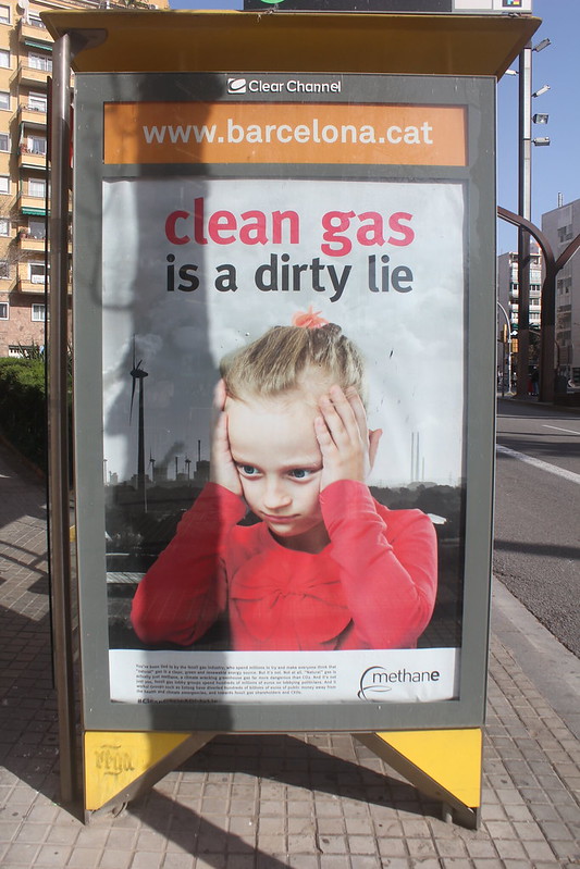 ÚLTIMA HORA ⚠️ 

Els i les defensores del clima de diferents ciutats europees, entre elles Barcelona i Madrid, ​​han hackejat anuncis per pressionar la indústria de gas fòssil a dir la veritat: 

#ElGasNaturalNoExisteix 🔥#GasNoEsSolución