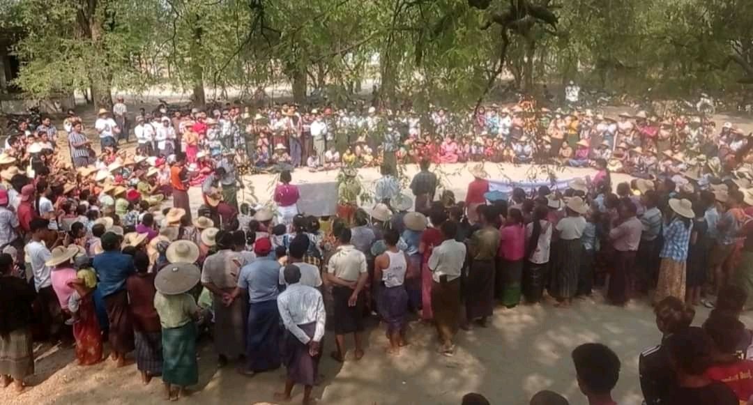 Nuw_Teth's tweet photo. In Sagaing, ေတာင်ရင်း
Anti-Regime Protest &amp; Welcoming New Government, CRPH.
📷 Mizzima

#WeSupportFederalCharter 
#WhatsHappeningInMyanmar
#Apr1Coups https://t.co/UJXrapEOt4