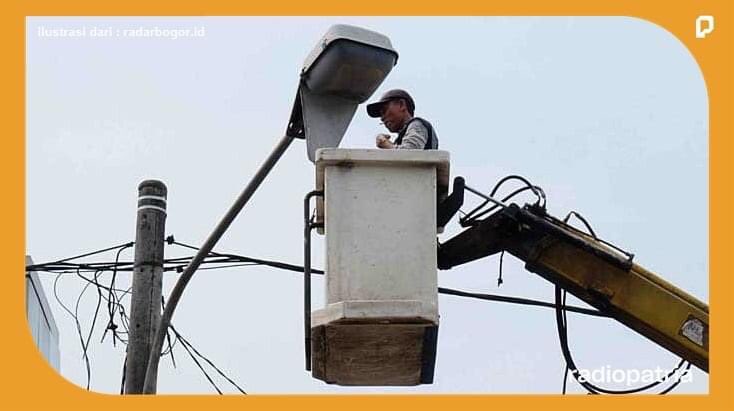radiopatria's tweet image. #PatriaToday ► Usulan masyarakat untuk pembangunan &amp;amp; pemeliharaan Penerangan Jalan Umum (PJU) di Kabupaten #Blitar banyak yang belum bisa terealisasi karena keterbatasan anggaran &amp;amp; #refocusing penanganan Covid-19.

Richard Sihaloho, Kepala Bidang Jembatan &amp;amp; Peralatan Dinas [1]