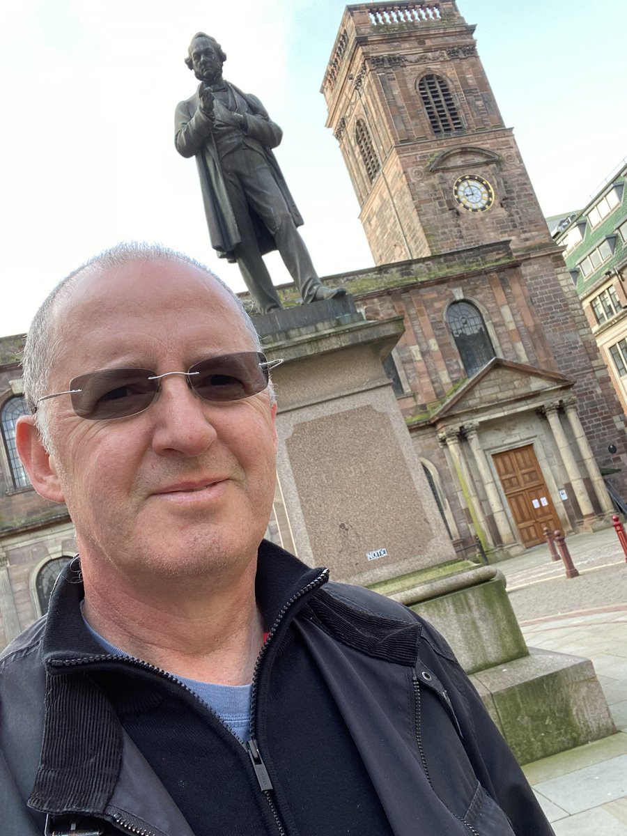 Mulderrigs's tweet image. Quick chat with Mr Cobden this morn. Goodness knows what he’d make of those chancers who live in his house these days 😎 @cobden_house #Manchester