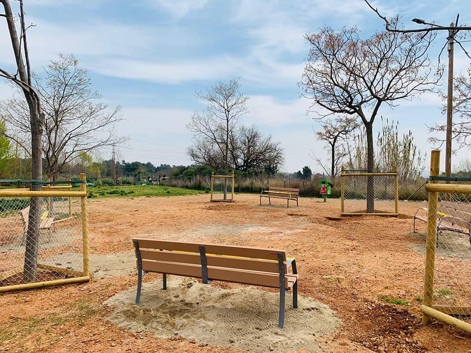 jordi_ballart's tweet image. Millorem l'espai de lliure circulació de #gossos de #LesArenes. Hi hem posat arbres, bancs, nous cartells informatius i papereres. L'actuació respon a la demanda de l'AAVV d'aquest barri per a convertir-lo en un indret més agradable, tant per als propietaris com pels animals.