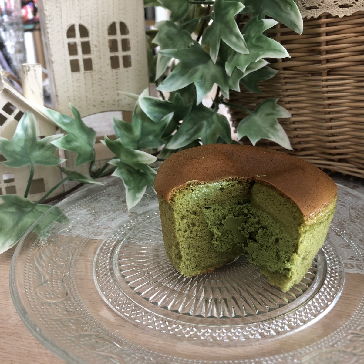 LAW_f0916's tweet photo. 🐭春スイーツ🌸🍵
【生カステラ お抹茶 (¥235)】

ふわっと軽いシフォンのようなカステラ生地に
濃いめの抹茶クリームが美味しいだがす✨
重くないから口が寂しい時のおやつにも
オススメだがすよ！

#コンビニスイーツ #春スイーツ 
#LTF狭山鵜ノ木店 #ウチカフェ https://t.co/7YoHv2g4zP
