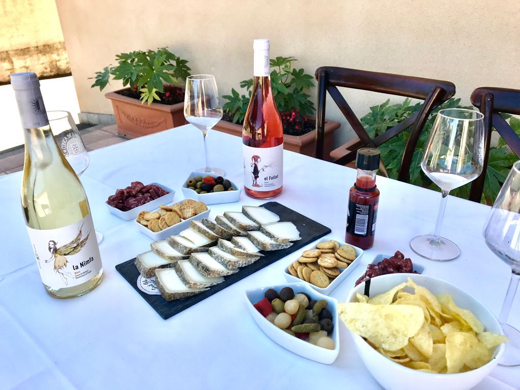 RendeMasdeu's tweet photo. No us perdeu l'oportunitat única de descobrir el nostre llegat. Visiteu el celler i tasteu 3 vins maridats amb productes locals, de proximitat o d’afinitat #rendemasdeu #nouceller #productedeproximitat #esplugadefrancoli #km0 #concadebarberà #onlineshop #organicwine #botigaonline https://t.co/8EjWBZms7C