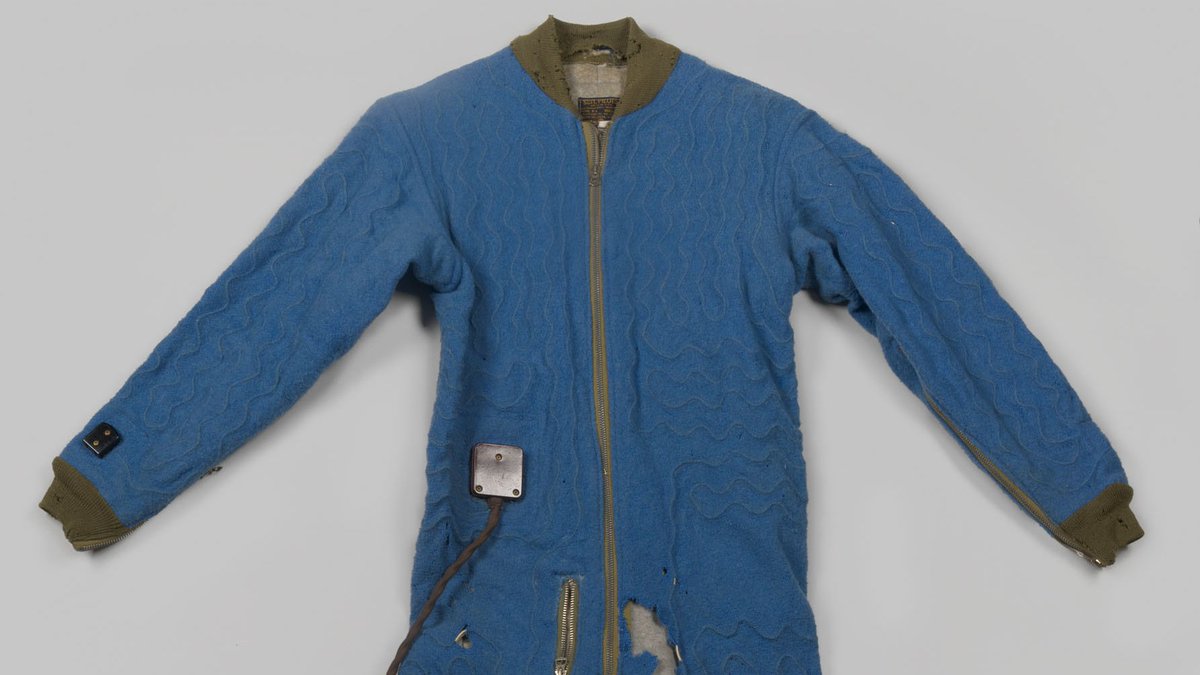Object of the month! Especially for Easter: a ‘Blue Bunny’, an electrically heated pilot suit of the American air force. Bombers flew at high altitudes where the air was freezing cold. The aircraft had no heating, so the pilots were given an electrically heated suit.