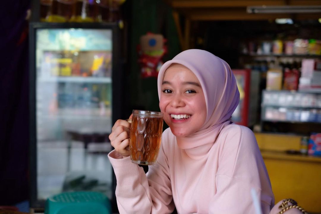fangirlesti's tweet photo. Sambil nge-teh dulu nii #BismillahCintaUnguLesti https://t.co/p9WoRhORDb