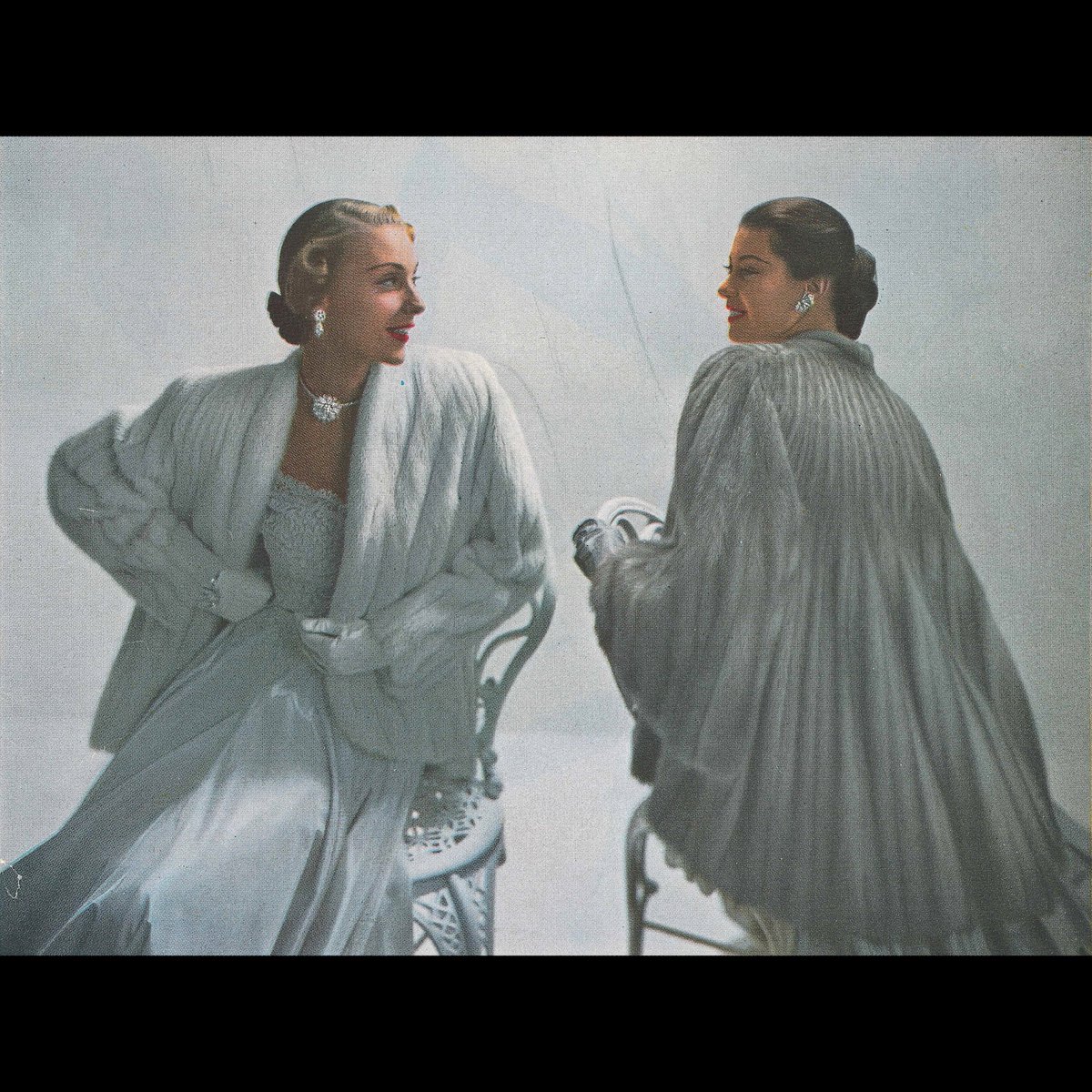 1972projects's tweet photo. #143
Barbara Mullen (right) in an advertisement for Fredrica Furs. Jewels by Van Cleef & Arpels, gowns by Pattullo.
Harper’s Bazaar, July 1948. Photographed by Gene Fenn.
#BarbaraMullen #HarpersBazaar #Fredrica #Advertisement #TheReplacementGirl #FashionHistory #ModelHistory https://t.co/PELESjk9Ic