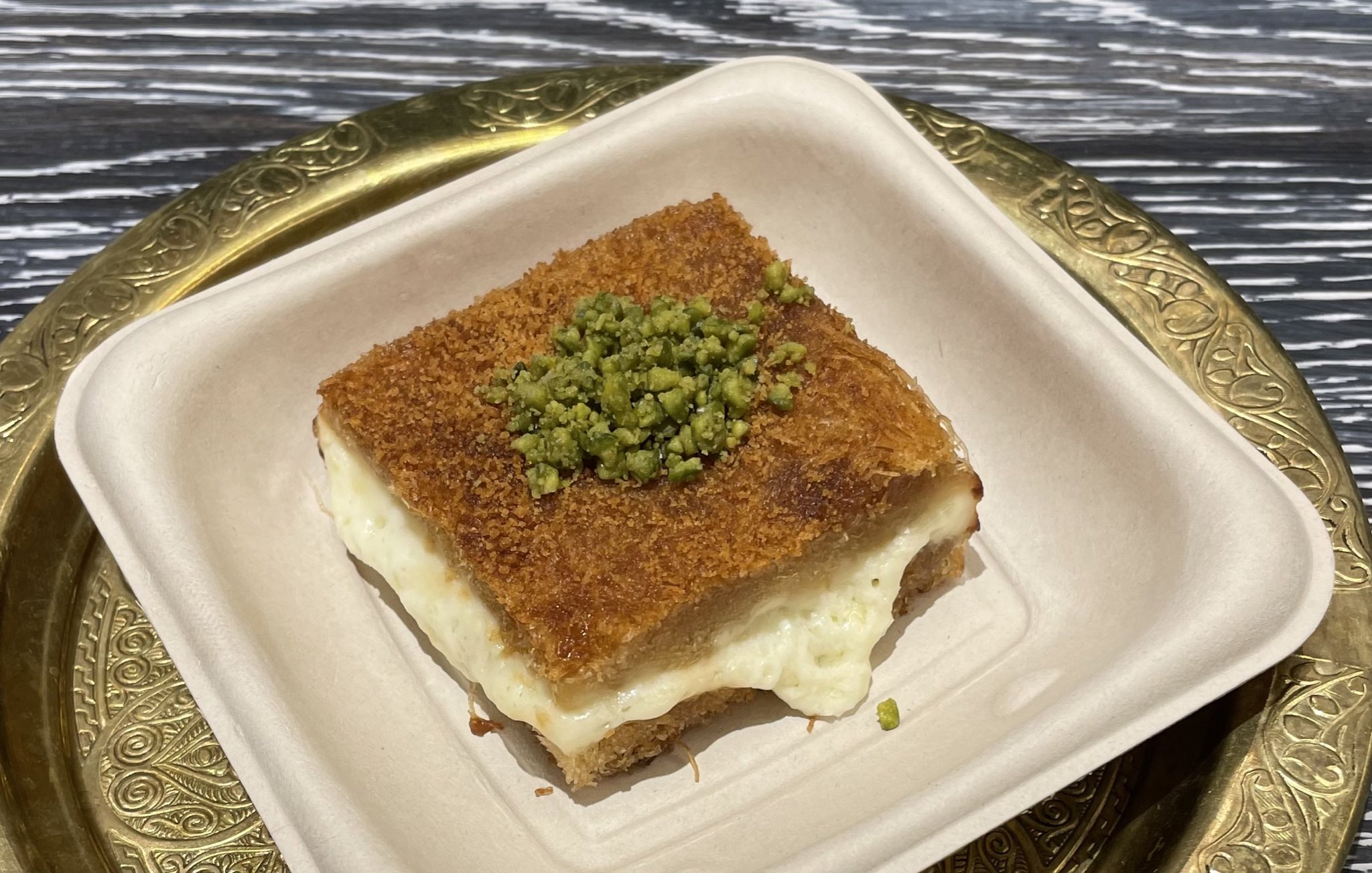 とにかく丈夫 キュネフェが横浜駅carvaanで食べれてうれしい 甘しょっぱモツァレラチーズパイ 好き 燕の巣みたいな生地でモツァレラを挟んで焼いて シロップをかけてる チーズの塩気 ミルク感 甘さ 温めるとチーズがとろける インタンブルで何度