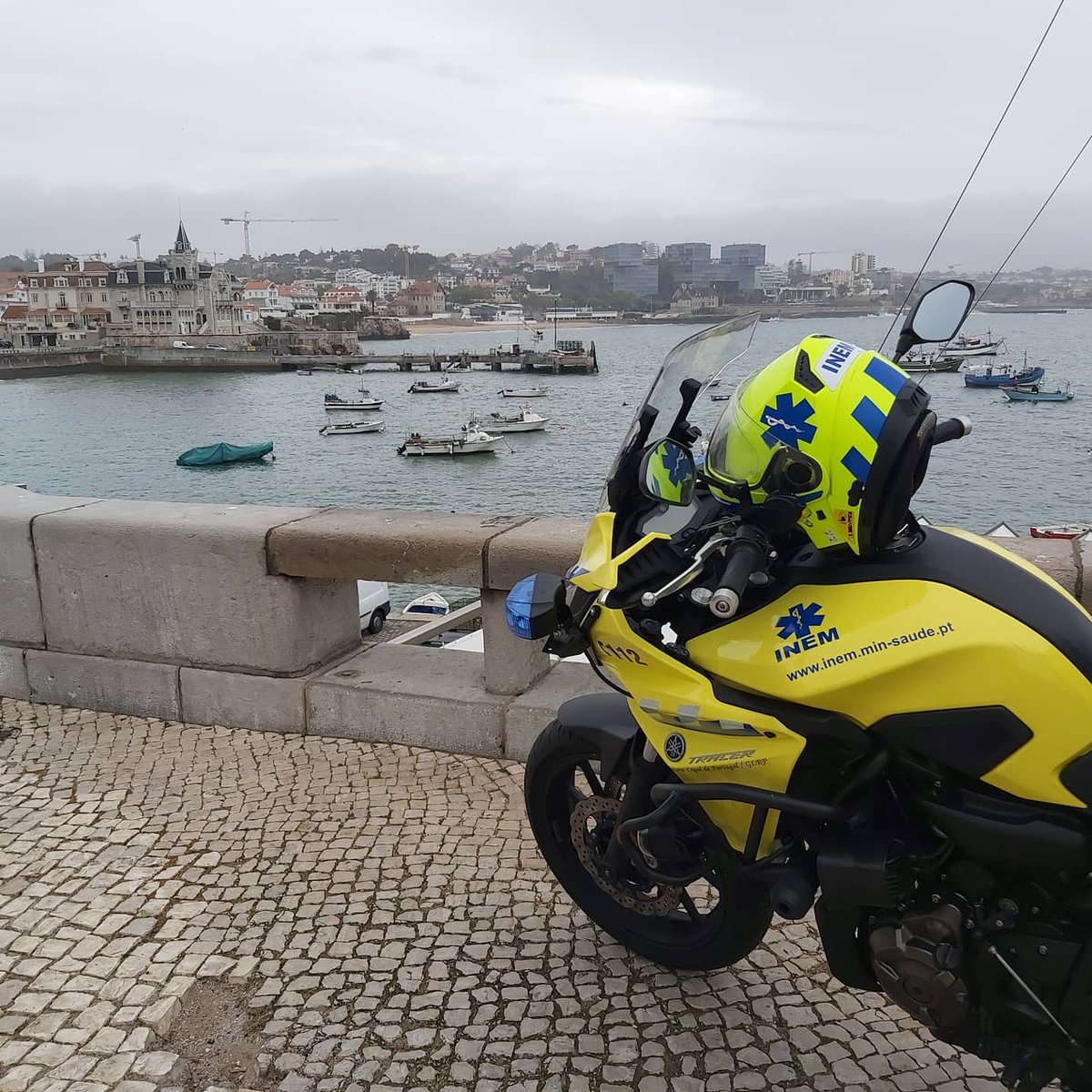 _Ricardo_Neves_'s tweet photo. Sem sol começa o dia com chuva temos quase a certeza. Cuidado a todos para gozarem o fim de semana grande em segurança.@INEMtwitting @YamahaMotor_pt #memcascais #INEM #cascais #emergency #bestjobever #porquemmaisprecisa #yamaha #yamahaportugal #tracer700 https://t.co/UPonsUHux4