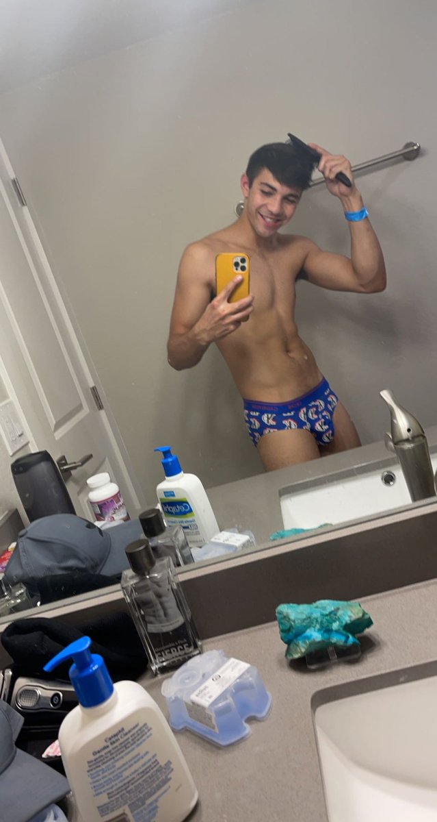 alexrileyxxx's tweet photo. Who wants to cuddle and 😘, tonight, until we fall asleep? https://t.co/Z1YbA4e5v6