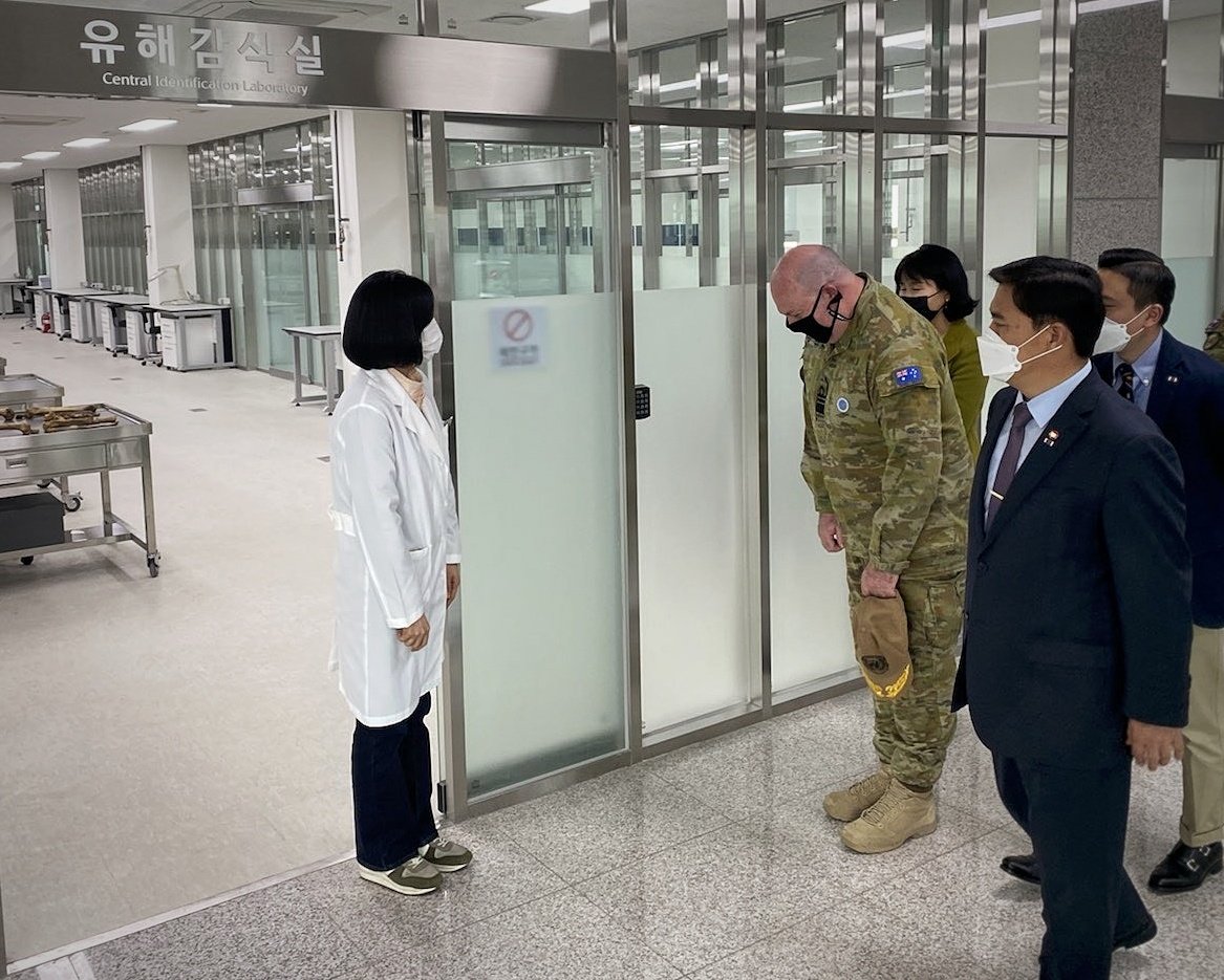 UN_Command's tweet photo. Today, the UNC🇺🇳 Deputy Commander @StuartMayer2 met MAKRI Director Heo Wook-gu to discuss the #RemainsRecovery mission in the #DMZ &amp; to tour the new war remains identification center in Seoul. UNC remains committed to honoring the fallen &amp; to bringing them all home.
#UnderOneFlag https://t.co/r5Arg85FDe