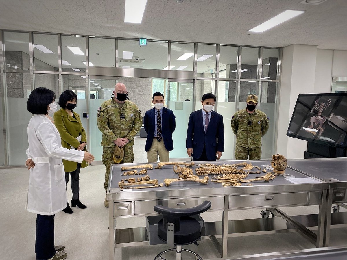 UN_Command's tweet photo. Today, the UNC🇺🇳 Deputy Commander @StuartMayer2 met MAKRI Director Heo Wook-gu to discuss the #RemainsRecovery mission in the #DMZ &amp; to tour the new war remains identification center in Seoul. UNC remains committed to honoring the fallen &amp; to bringing them all home.
#UnderOneFlag https://t.co/r5Arg85FDe